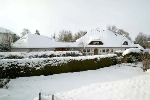 Cambridge shingle roof with snow